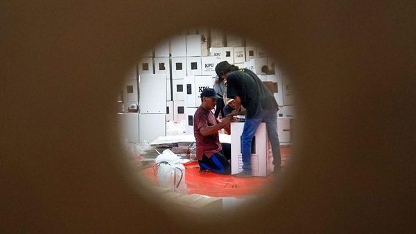 Melihat Perakitan Kotak Suara di KPU Kabupaten Batang