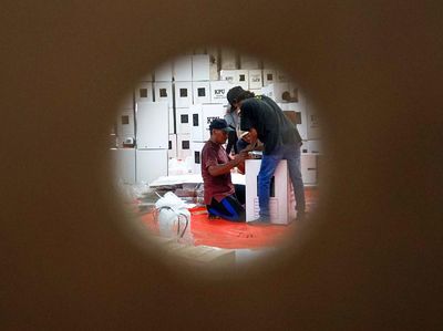 Melihat Perakitan Kotak Suara di KPU Kabupaten Batang
