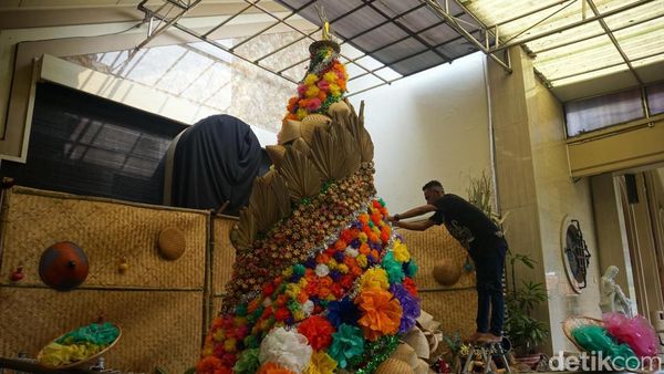 Gereja Katolik Kristus Raja Surabaya Bersolek Sambut Natal