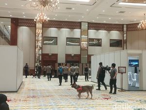 Polisi Mulai Sterilisasi JCC Senayan Jelang Debat Cawapres Polisi Mulai Sterilisasi JCC Senayan Jelang Debat Cawapres