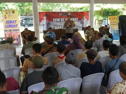 Polrestabes Surabaya Berbagi Berkah di Jumat Curhat