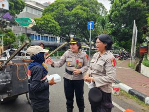 Hari Ibu, Polwan Polres Jaksel Gelar Baksos hingga Bagikan Mawar
