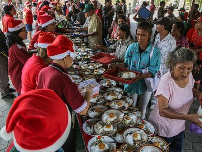 Potret Berbagi Makanan Gratis Rayakan Natal di Gereja Semarang