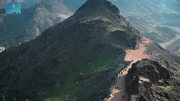 Jalan Menuju Gua Hira Dikelilingi Hamparan Rumput Hijau