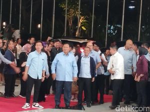 Prabowo-Gibran Tiba di JCC Hadiri Debat, Kompak Berkemeja Biru Muda
