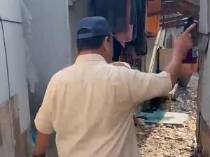 Momen Prabowo Kunjungi Rumah Warga di Penjaringan Sepulang Ngantor