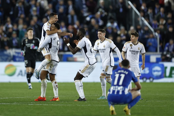Real Madrid players celebrate their victory at the Spanish La Liga soccer match between Alaves and Real Madrid at the Mendizorroza stadium in Vitoria-Gasteiz, Spain, Thursday, Dec. 21, 2023. (AP Photo/Ricardo Larreina)