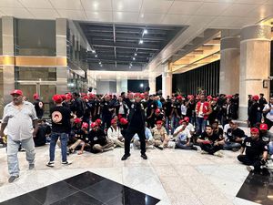 Massa Timor for Gibran Meriahkan Debat Cawapres, Kompak Yel-yel Beri Dukungan