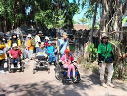 Seru! 450 Anak Disabilitas Diajak Tur ke Solo Safari