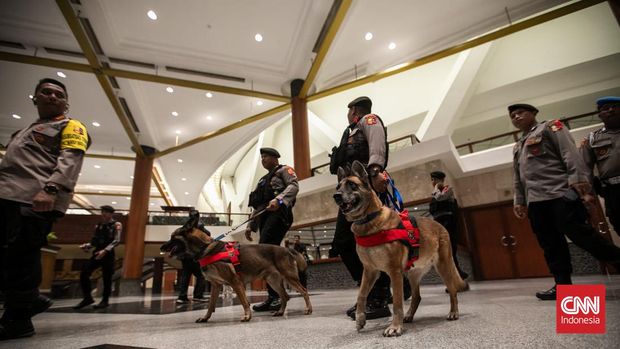 Polisi mengerahkan Unit Anjing Pelacak (K-9) dalam operasi sterilisasi lokasi Debat Capres-Cawapres Putaran kedua di Jakarta Convention Center (JCC), Jakarta, Jumat (22/12/2023). (CNN Indonesia/Adi Ibrahim)