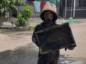 Cerita Deni Pejuang Rupiah, Rela Berlumur Lumpur demi Kebutuhan Keluarga Cerita Deni Pejuang Rupiah, Rela Berlumur Lumpur demi Kebutuhan Keluarga