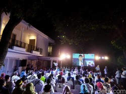 Antusiasme Warga saat Nobar Debat Cawapres di Markas Timnas AMIN