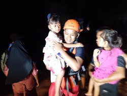 Tim SAR Bantu Evakuasi Korban Banjir 2 Meter di Bungo Jambi