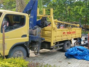 Truk Terbalik di Kupang, Belasan Orang Dilarikan ke RS