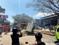 Truk Terguling di BTP Makassar, Arus Lalu Lintas Macet