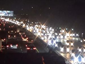 Volume Lalin Tol Cikampek Meningkat Jelang Libur Natal-Tahun Baru Volume Lalin Tol Cikampek Meningkat Jelang Libur Natal-Tahun Baru