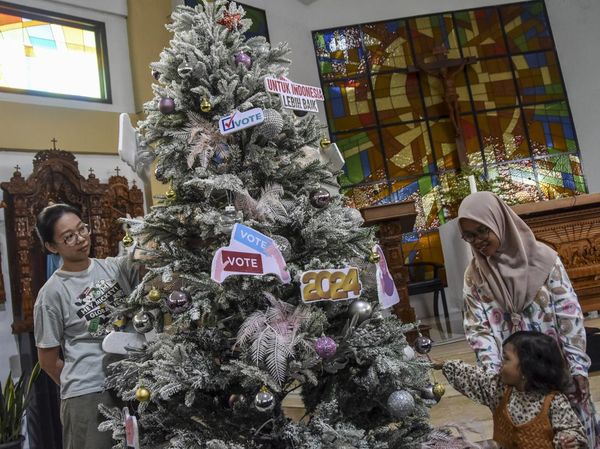 Warga Lintas Agama di Ciamis Bikin Pohon Natal Pemilu Damai, Yuk Lihat