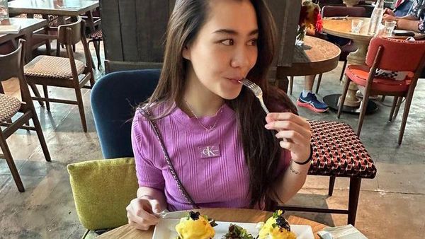 Aaliyah Massaid Tampil Elegan Saat Kulineran di Luar Negeri