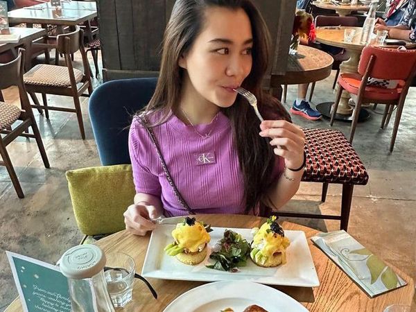 Aaliyah Massaid Tampil Elegan Saat Kulineran di Luar Negeri