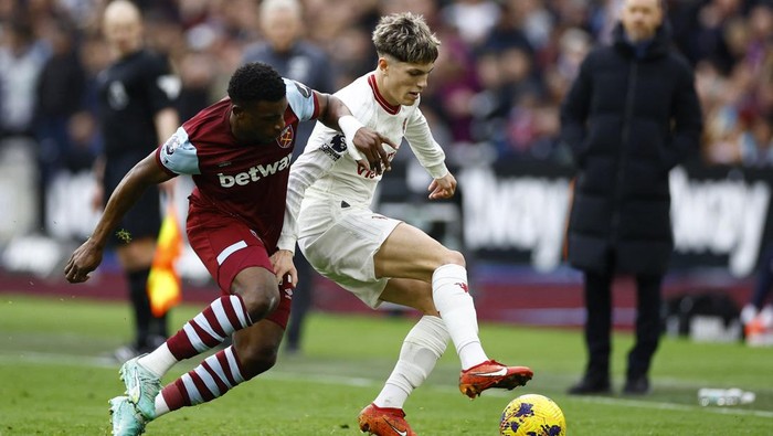 Soccer Football - Premier League - West Ham United v Manchester United - London Stadium, London, Britain - December 23, 2023  Manchester Uniteds Alejandro Garnacho in action with West Ham Uniteds Mohammed Kudus Action Images via Reuters/John Sibley NO USE WITH UNAUTHORIZED AUDIO, VIDEO, DATA, FIXTURE LISTS, CLUB/LEAGUE LOGOS OR LIVE SERVICES. ONLINE IN-MATCH USE LIMITED TO 45 IMAGES, NO VIDEO EMULATION. NO USE IN BETTING, GAMES OR SINGLE CLUB/LEAGUE/PLAYER PUBLICATIONS.