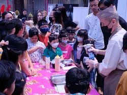 Cerianya Anak-anak Bandung Isi Liburan dengan Membuat Sushi untuk Ibu