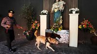 Anjing Pelacak Dikerahkan untuk Sterilkan Gereja di Surabaya