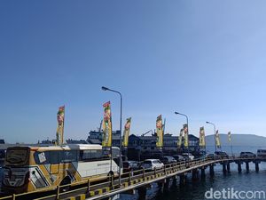 Kendaraan Masuk Kapal di Ketapang Antre 3 Jam Jelang Libur Nataru Kendaraan Masuk Kapal di Ketapang Antre 3 Jam Jelang Libur Nataru