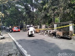 Api Lalap Belasan Lapak PKL Taman Cibeunying di Pagi Buta