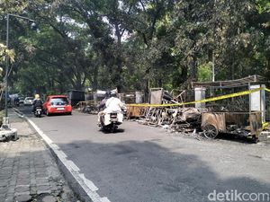Api Lalap Belasan Lapak PKL Taman Cibeunying di Pagi Buta Api Lalap Belasan Lapak PKL Taman Cibeunying di Pagi Buta