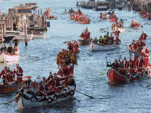 Bingkai Sepekan: Momen Unik Debat Cawapres hingga Persiapan Natal 2023