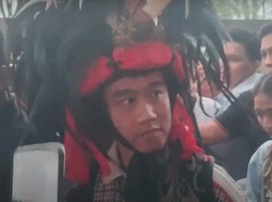 Momen Gibran Tiba di Manado dengan Pakaian Adat Minahasa