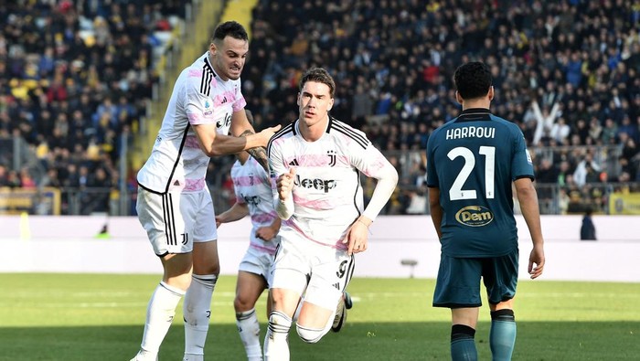 Soccer Football - Serie A - Frosinone v Juventus - Stadio Benito Stirpe, Frosinone, Italy - December 23, 2023  Juventus Dusan Vlahovic celebrates scoring their second goal with Federico Gatti REUTERS/Jennifer Lorenzini