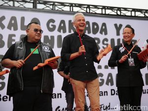 Ganjar dan Warga Main Kesenian Rampak Genteng Bareng di Majalengka