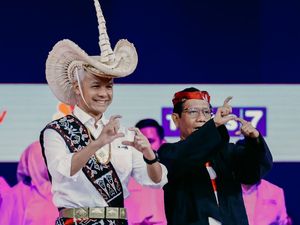 Tampil Beda, Gaya Ganjar Pranowo & Mahfud MD Pakai Baju Adat di Debat Cawapres Tampil Beda, Gaya Ganjar Pranowo & Mahfud MD Pakai Baju Adat di Debat Cawapres