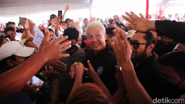 Ganjar Sapa Nelayan di TPI Karangsong Indramayu