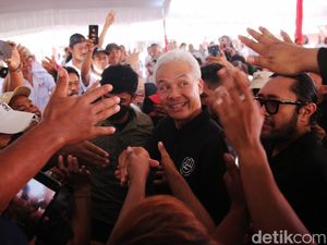 Ganjar Sapa Nelayan di TPI Karangsong Indramayu