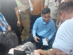 Blusukan ke Pasar Kramat Jati, Gibran Jadi Sasaran Selfie Emak-emak