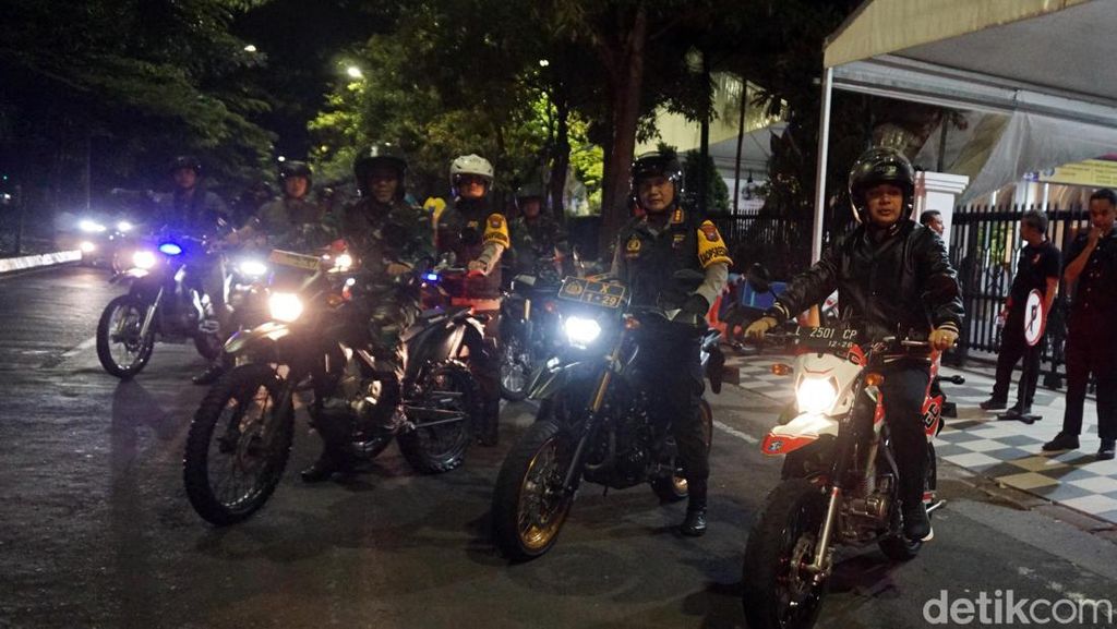 Patroli Gabungan Skala Besar Amankan Natal di Surabaya Patroli Gabungan Skala Besar Amankan Natal di Surabaya