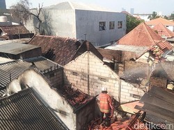 Tidur Saat Rumah Kebakaran, Lansia di Surabaya Tersambar Api