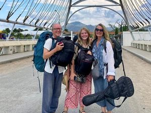 Wow! Keluarga Ini dari Inggris ke Australia Lewat Jalur Darat untuk... Kondangan