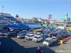 Air Laut Surut, Kendaraan Mengular 1,5 Km di Pelabuhan Ketapang Banyuwangi