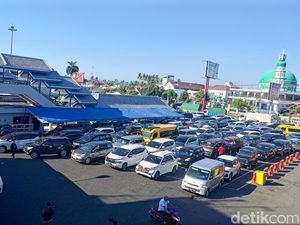 Air Laut Surut, Kendaraan Mengular 1,5 Km di Pelabuhan Ketapang Banyuwangi Air Laut Surut, Kendaraan Mengular 1,5 Km di Pelabuhan Ketapang Banyuwangi