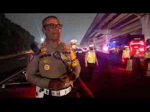 Pembatasan Angkutan Nataru, Polisi Amankan Sejumlah Truk di Tol Cikampek Pembatasan Angkutan Nataru, Polisi Amankan Sejumlah Truk di Tol Cikampek