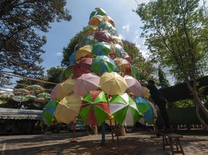 Kreatif, Pohon Natal Ini Terbuat dari Payung Warna-warni