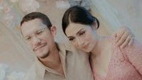 8 Momen Romantis Angga Maliq & DEssentials Melamar Adik Rian DMasiv