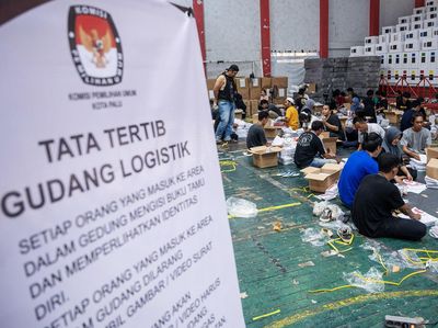 Mahasiswa Palu Bantu Lipat Surat Suara Pemilu 2024