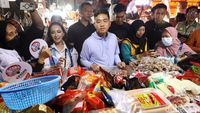 Momen Gibran Blusukan ke Pasar Minggu