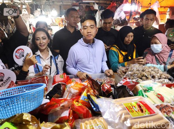 Momen Gibran Blusukan ke Pasar Minggu