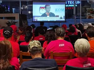 Momen Relawan Pink Nobar Debat Cawapres 2024