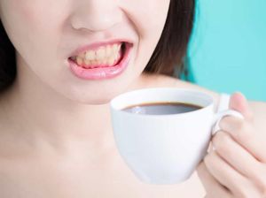 5 Makanan dan Minuman Penyebab Gigi Kuning, Kerap Bikin Nggak PD